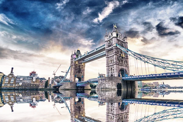 Puente de Londres al atardecer — Foto de Stock