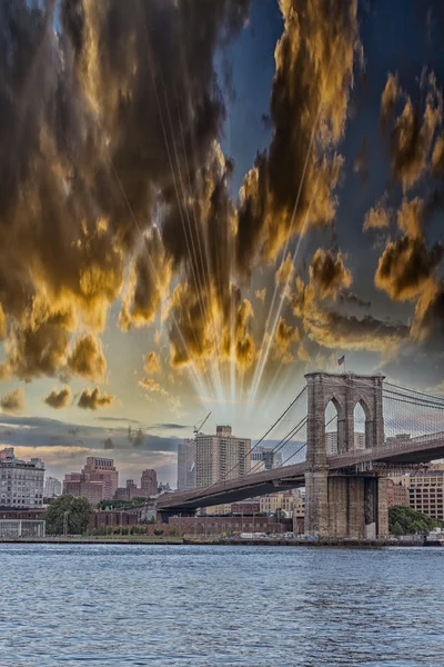 Puente de Brooklyn con hermoso cielo — Foto de Stock