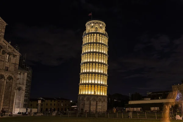 La torre inclinada por la noche — Foto de Stock