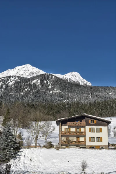 Mountain cabin with berautiful sky — Stock Photo, Image