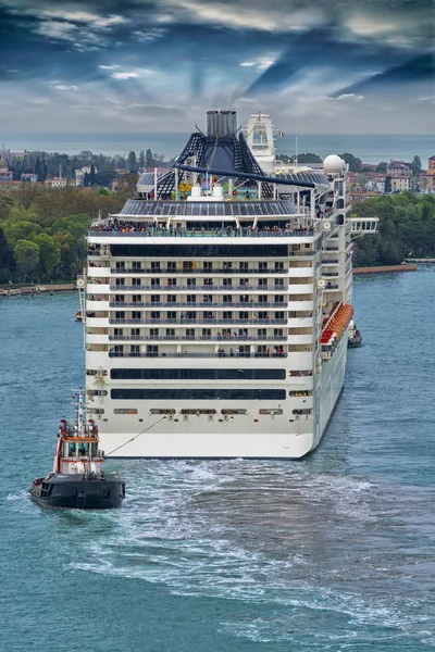 Cruise ship in Canl Grande, Venice. — Stock Photo, Image