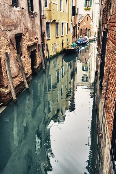 Liten kanal i Venedig, Italien — Stockfoto