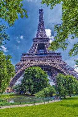 Eyfel Kulesi ve onun küçük göl