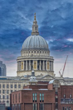 diğer tarafta Thames St pauls katedral görünümü