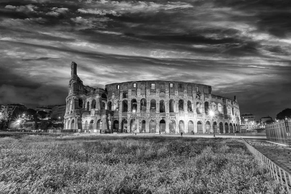 Bela vista do Coliseu à noite — Fotografia de Stock