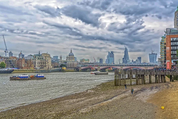 Skyline de Londres à partir de la rivière Thèmes — Photo