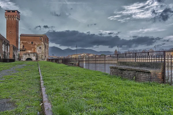 Edifício velho ao longo do rio arno — Fotografia de Stock