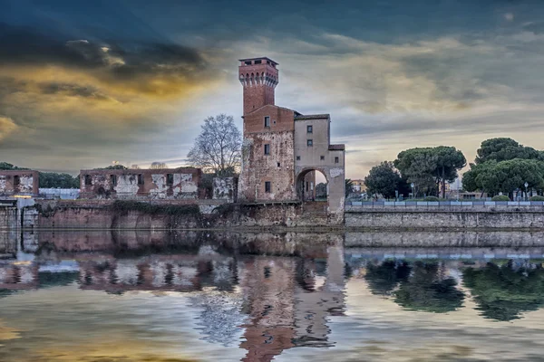 Edifício velho perto do rio Arno — Fotografia de Stock