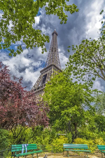 Relax under the tower — Stock Photo, Image