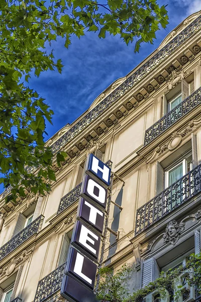 Вывеска отеля в Париже — стоковое фото