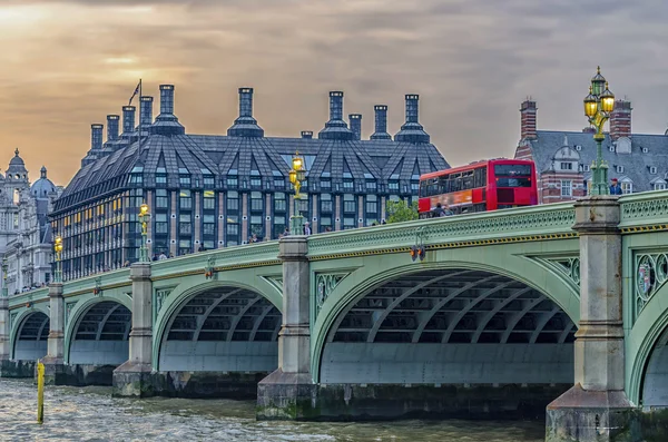 Bus à impériale rouge sur le pont de Westminster — Photo