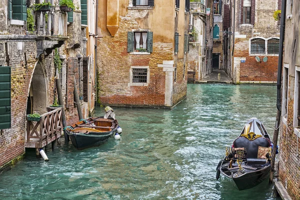 Little boat and gondola in canal — Stock Photo, Image