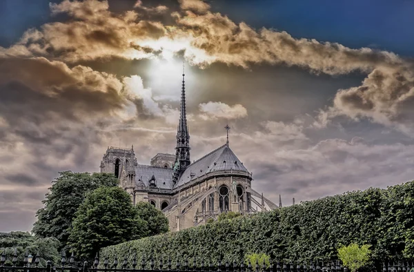 Beautiful sky over Notre Dame — Stock Photo, Image