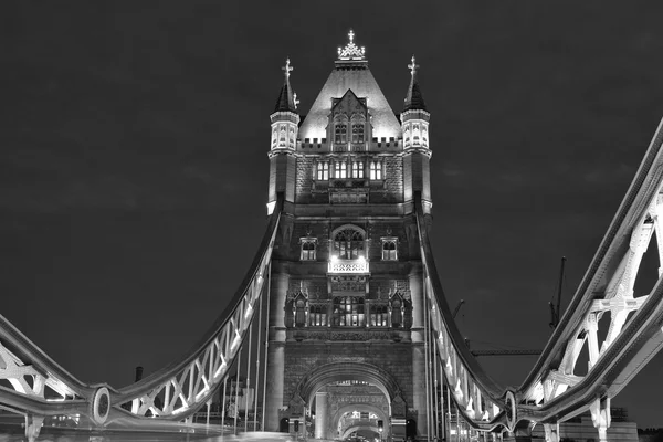 Krásný pohled z mostu tower bridge v noci — Stock fotografie