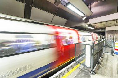Londra metro istasyonu içinde gelen