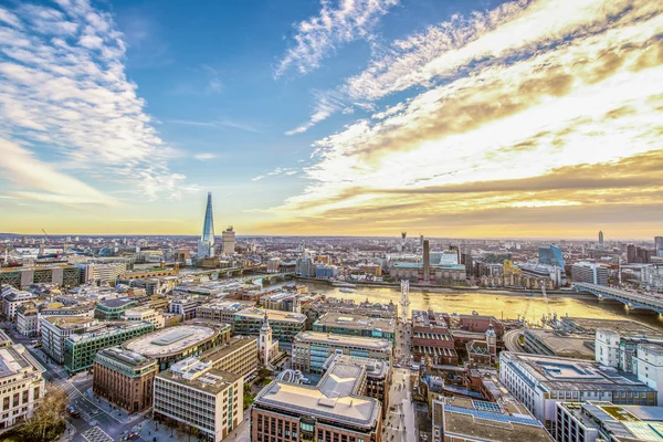 Baumschöner Himmel über Londons Skyline — Stockfoto