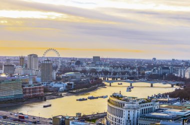Gün batımında Londra manzarası