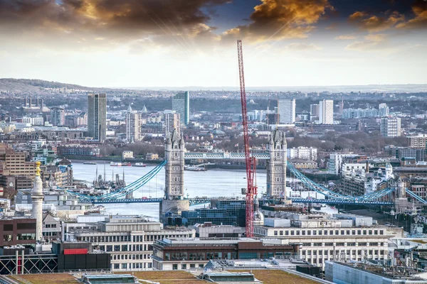 Uma vista diferente da ponte da torre — Fotografia de Stock