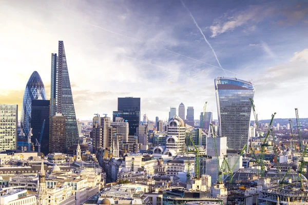 Pôr do sol de Londres, vista para o bairro moderno de negócios — Fotografia de Stock