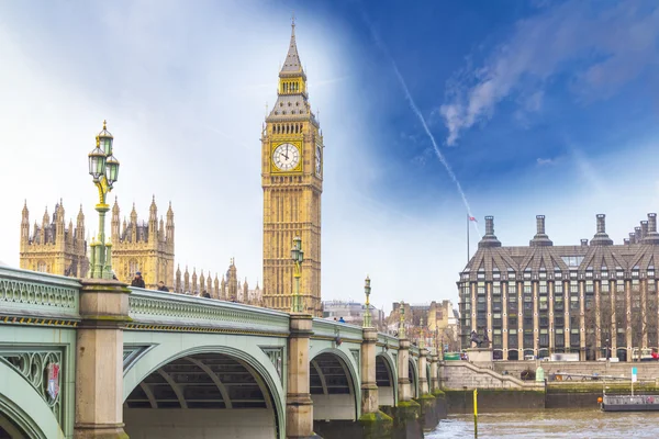 Big Ben con el puente Westminster y el Parlamento Europeo en Londres — Foto de Stock