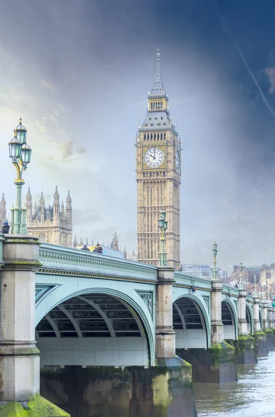 Big Ben con ponte Westminster e Tamigi a Londra — Foto Stock