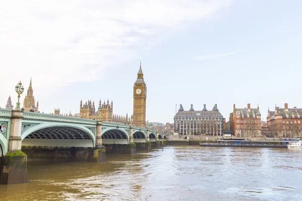 Büyük Ben ve Parlamento ile köprü ve thames Nehri — Stok fotoğraf