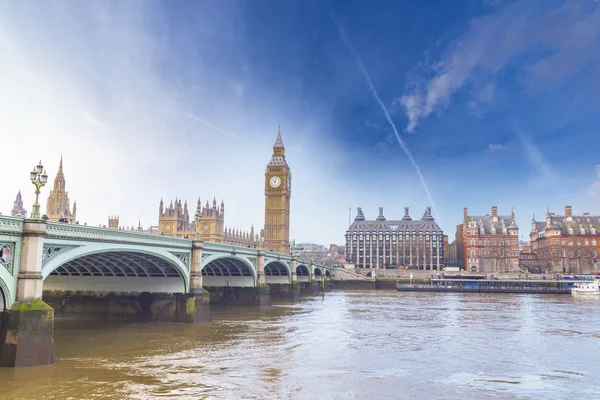 Big Ben e Camere del Parlamento con ponte e Tamigi fiume in — Foto Stock