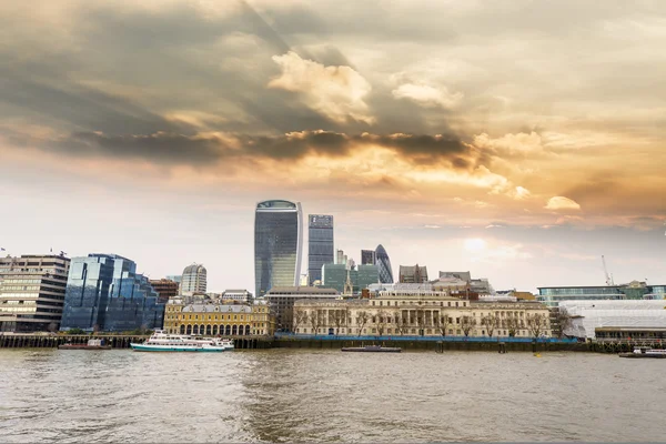 New London manzarası vith güzel gökyüzü — Stok fotoğraf