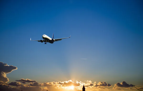 Avião durante a fase de aterragem — Fotografia de Stock