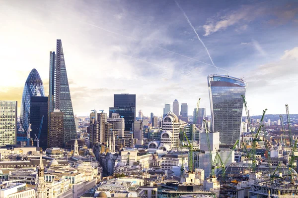 Atardecer de Londres, vista del distrito moderno de negocios Imágenes de stock libres de derechos