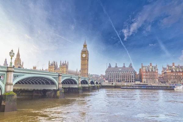 Big Ben en huizen van het Parlement met de brug en de thames rivier in — Stockfoto