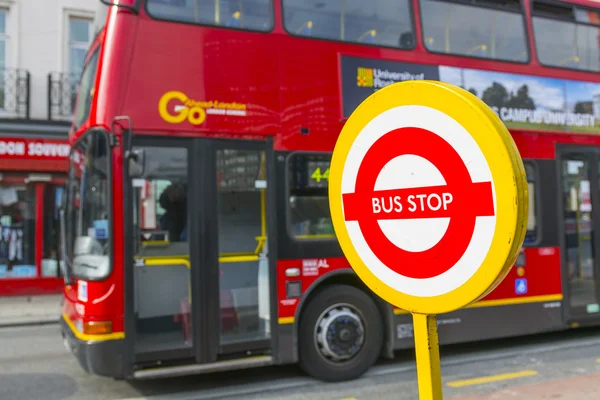 LONDRES - 29 DE SEPTIEMBRE: Señal de parada de autobús de Londres en septiembre 29, 2013 en —  Fotos de Stock