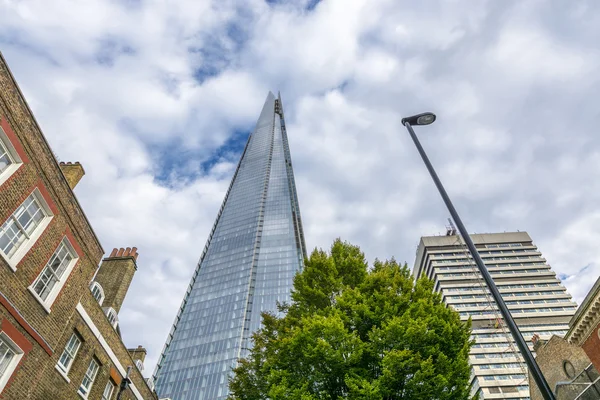 LONDON - SEPT 28 : The Shard building and riverside pictured on — Stock Photo, Image