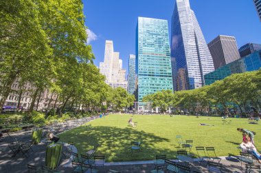 New York City - 12 Haziran 2013: Yerli halk ve turistler Brya içinde dinlenmek