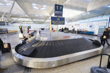 Londra - Jen 14: Stansted havaalanı Bagaj talep alan Jenuary üzerinde