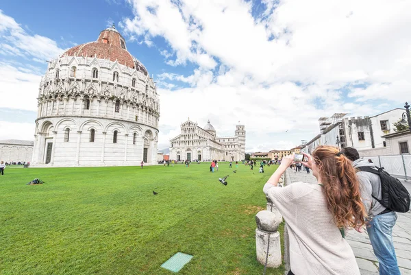 PISA, 30 DE ABRIL: Los turistas visitan Piazza dei Miracoli, 30 de abril, 2 — Foto de Stock