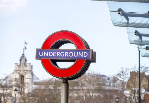 Londres, Reino Unido. ENERO 15, 2015: Signo subterráneo tradicional en Lo —  Fotos de Stock