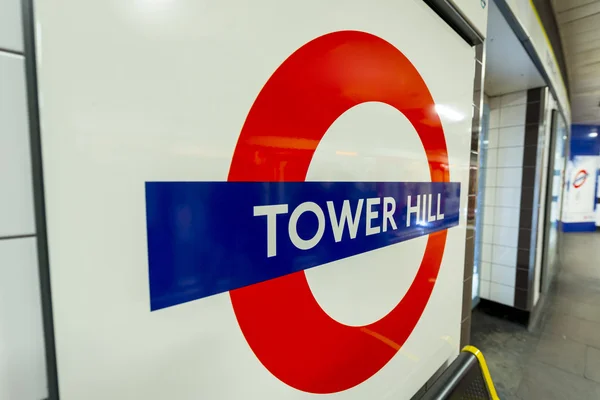 LONDRES - JENEIRO 16: Sinal da estação de metro Tower Hill na Distri — Fotografia de Stock