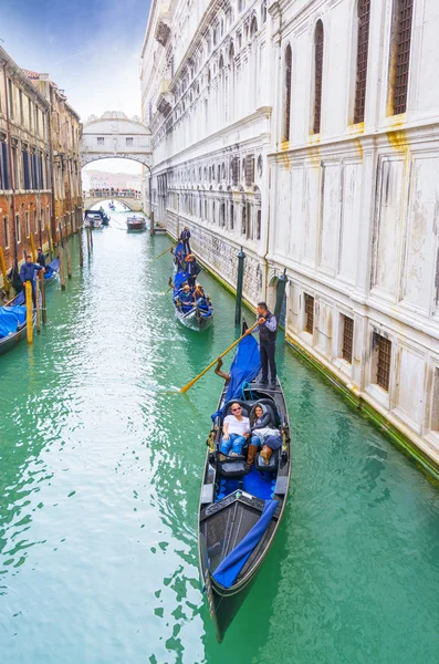 Venedig, April 05: Gondelfahrt unter der Seufzerbrücke, April — Stockfoto