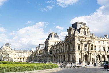Paris, Fransa - 27 Haziran: Louvre Müzesi cephe 27 Haziran, 20
