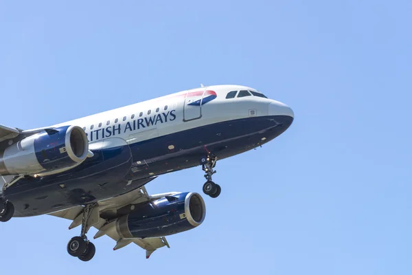 PISA, ITALIA - 25 agosto 2015: British Airways Airbus A320 passe — Foto Stock