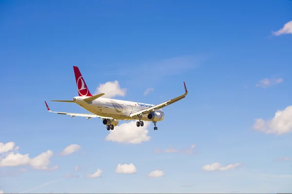 İtalya, Pisa - 25 Ağustos: Pisa, Türk Hava Yolları'nın Airbus A320 — Stok fotoğraf