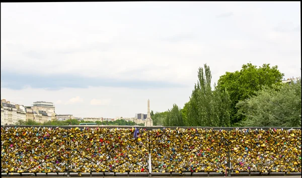 PARIGI - 26 GIUGNO: Lucchetti d'amore al Pont de l Archeveche chiamato Lo — Foto Stock