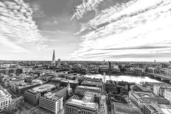 Ciel pitoyable sur Londres skyline — Photo