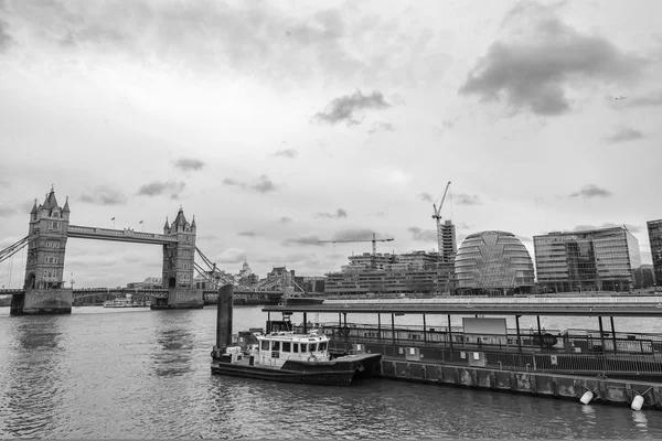 Tower Bridge y skyline de Londres . — Foto de Stock