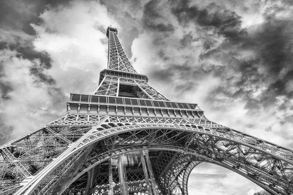Prachtig uitzicht op de Eiffeltoren in Parijs — Stockfoto