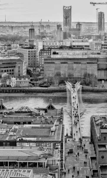 Millennium bridge från ovan — Stockfoto