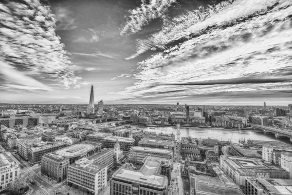 Cielo de Bautiful sobre el horizonte de Londres — Foto de Stock