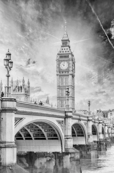 Big Ben ile Westminster Köprüsü ve thames Nehri Londra'da