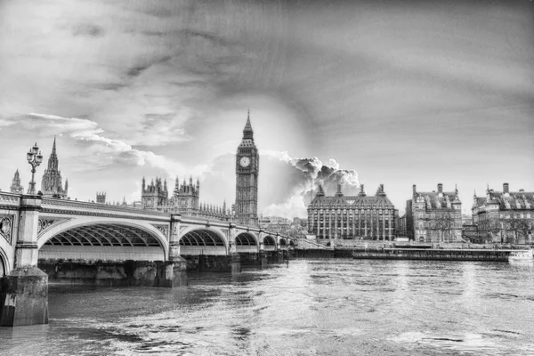 Big Ben e Casas do Parlamento com ponte e rio Tamisa em — Fotografia de Stock